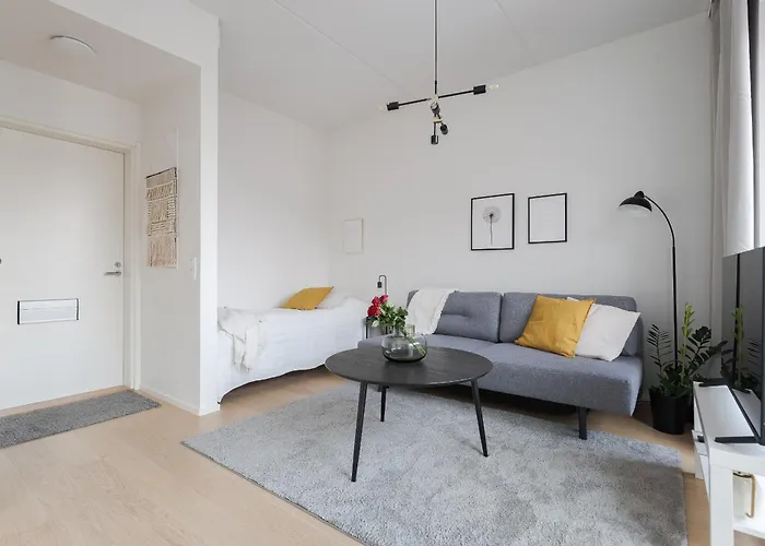 Great Location, Quiet And New With Balcony&Cafe